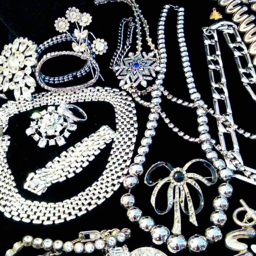 LARGE LOT VINTAGE JEWELRY